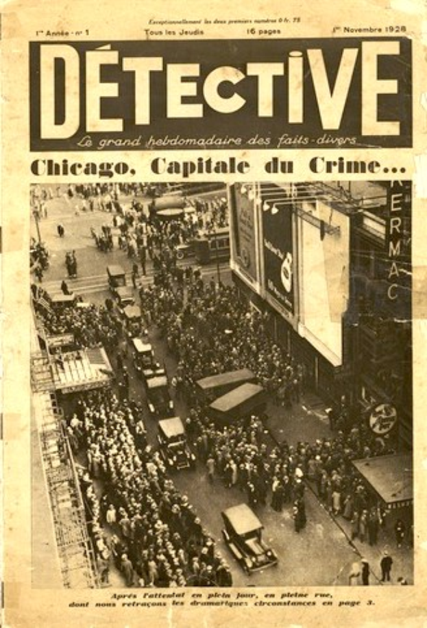 Schwarz-weiß-Fotografie einer alten Zeitung mit der Schlagzeile "Detective, Chicago, Capital du Crime", die ein Bild von einer Menschenmenge, Fahrzeugen und Gebäuden zeigt.
