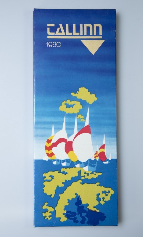 Ein blaues und gelbes Buch mit dem Titel "Callinn 1980" und einer Illustration eines Segelboots auf dem Cover, das auf einer weißen Oberfläche ruht.