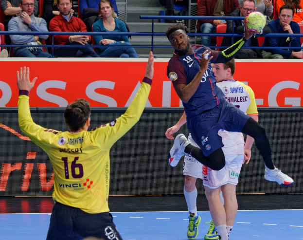 Mannschaft von Männern, die Handball auf einem Court spielen, mit einem Ball in der Luft, in einer Stadionatmosphäre während des Futsal-Weltmeisterschaftsspiels 2019 zwischen Paris Saint-Germain und Bordeaux.