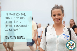 Eine Frau mit einer Tasche lächelt umgeben von einer Gruppe von Menschen, die gehen, mit Text auf der linken Seite, der über ein Sommerarbeit-Reiseprogramm berichtet.