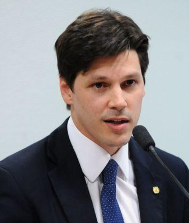 Ein Mann im Anzug und Krawatte spricht vor einer Wand in ein Mikrofon, wahrscheinlich reagiert er auf Nachrichten über ein Regierungsgesetz zur Verbannung des Internets.