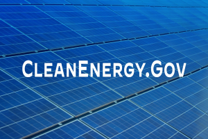 Ein blaues Solarpanel mit dem weißen Text "Clean Energy Gov" in der Mitte, angeordnet in einem Gittermuster.