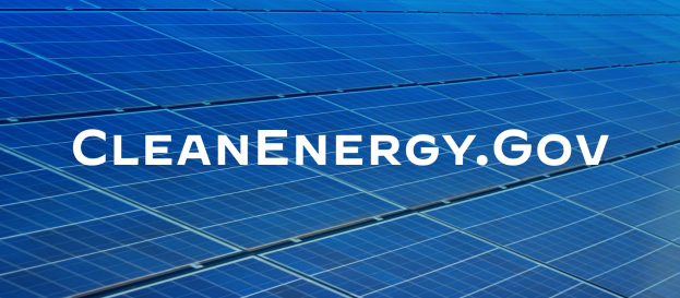 Ein blaues Solarpanel mit dem weißen Text "Clean Energy Gov" in der Mitte, angeordnet in einem Gittermuster.