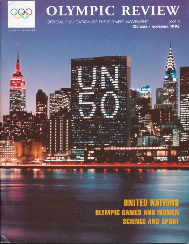 Ein Buch mit dem Titel "Olympic Review Official Publication of the Olympic Movement" mit einer Stadtansicht auf dem Cover, das Gebäude, Lichter und Wasser zeigt und den Text "United Nations Olympic Games and Women Science and Sport" trägt.