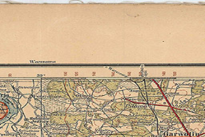Ein detaillierter alter Stadtplan von Würzburg, Deutschland, mit Straßen, Gebäuden, Sehenswürdigkeiten und einer roten Linie, die hindurchführt, sowie Texten, die Informationen über die Bevölkerung, Straßen und Sehenswürdigkeiten liefern.