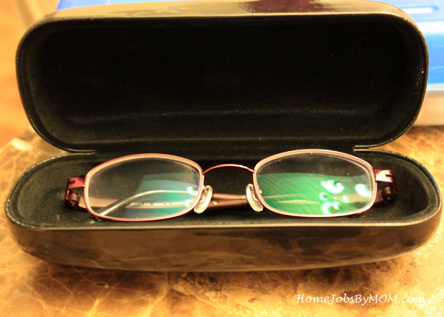 Eine Brille in einer offenen Brillenbox.