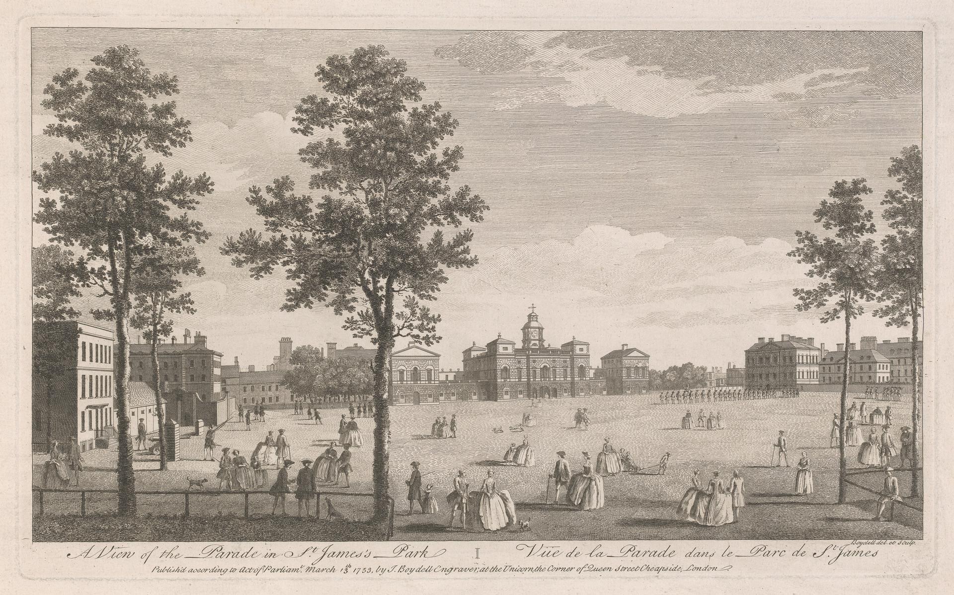 Eine Gruppe von Menschen, die während eines Umzugs in St. James Park steht und sitzt, mit Bäumen und Gebäuden im Hintergrund bei einem bewölkten Himmel.