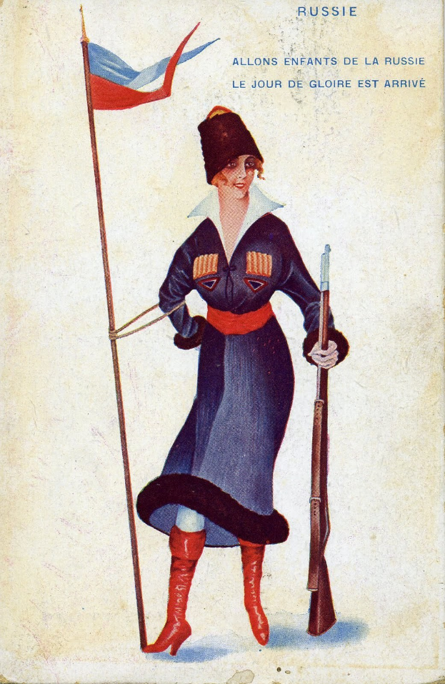 Eine Frau in russischer Militärtracht hält ein Gewehr und eine Fahne, mit dem Text "Allons enfants de la Russie" oben und unten im Bild.