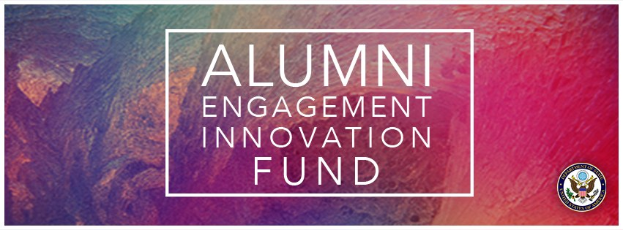Plakat mit "Alumni Engagement Innovationsfonds" in fetter schwarzer Schrift auf weißem Hintergrund und einem Logo in der rechten unteren Ecke.