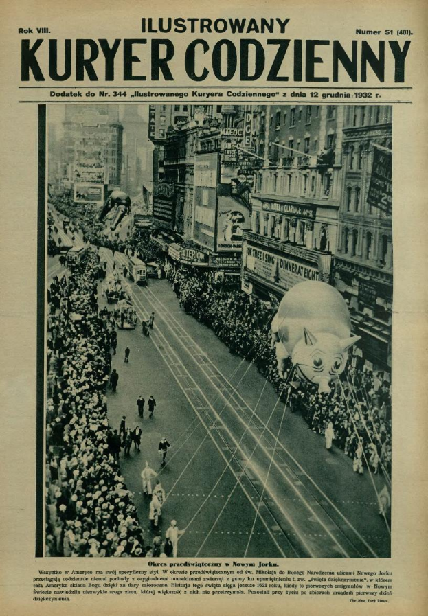 Eine alte Zeitung mit einem Bild einer großen Menge, Gebäuden, Fahrzeugen und einem Schweineballon mit der Aufschrift "Kuryer Codzieny - Weltkriegsbombe".