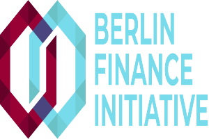 Das Logo der Berlin Finance Initiative zeigt einen blauen Kreis mit weißer Umrandung und einem weißen "B" in der Mitte, umgeben von einem weißen Ring mit blau-weißem Karomuster, alles vor einem weißen Hintergrund mit der Aufschrift "Berlin Finance Initiative" in fetter schwarzer Schrift.