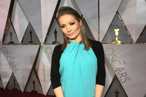 Eva Longoria passt Willy Chavarrias klare Linien mit winkligen Wei├čen Pumps in Cannes