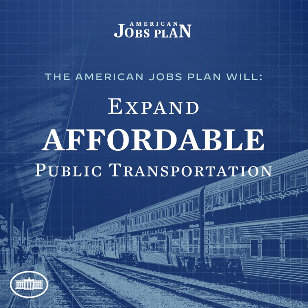 Plakat mit einem Zug auf einer Bahnstrecke mit mehreren Menschen in der Nähe, das "The American Jobs Plan Will Expand Affordable Public Transportation" bewirbt