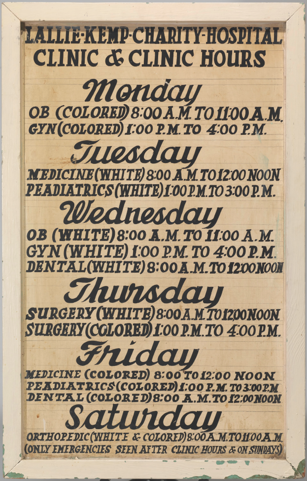 Ein Plakat mit der Aufschrift "Lallie Kemp Charity Hospital Clinic & Clinic Hours"