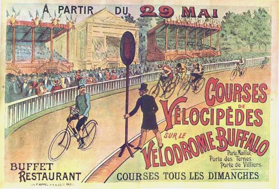 Plakat für ein Velodrom-Event in Buffalo, New York, das Radfahrer auf einer umzäunten Straße mit einem Gebäude und Bäumen im Hintergrund zeigt.