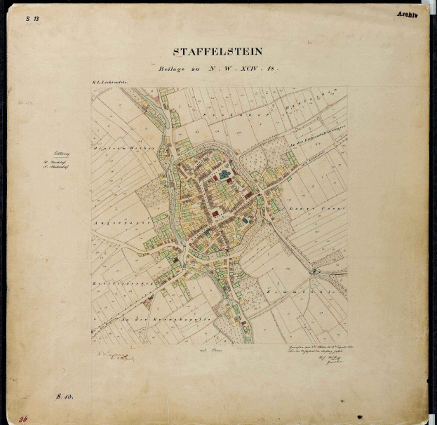 Schwarze und weiße Karte von Staffelstein, Deutschland, mit Straßen, Gebäuden und Sehenswürdigkeiten auf einem dunklen Hintergrund.