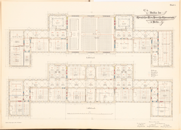 Ein aufgeschlagenes Buch mit einem detaillierten Grundriss des Berliner Olympia-Gymnasiums, das mit beschrifteten Räumen, Fluren, Fenstern und Türen versehen ist und von begleitendem Text umgeben ist.