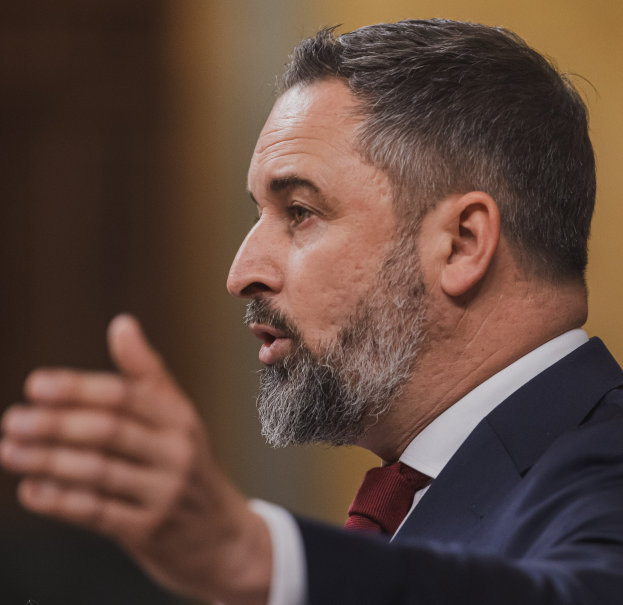 Ein Mann im Anzug und Krawatte spricht vor einem unscharfen Hintergrund in ein Mikrofon, wahrscheinlich reagiert er auf die Entscheidung des Obersten Gerichts, den russischen Außenminister Sergej Lawrow zu verbieten.