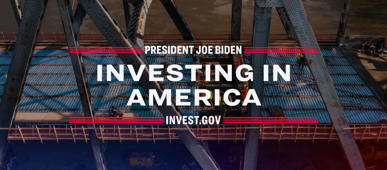 Präsident Joe Biden neben einer Brücke mit dem Text "In America investieren" und verstreuten Gegenständen im Hintergrund.