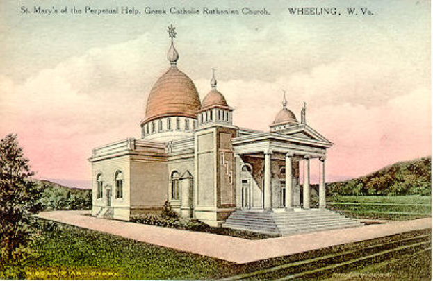 Eine alte Ansichtskarte zeigt die St. Marienkirche von der Hilfe der Perpetual Greek Catholic Ruthenian Church in Wheeling, West Virginia, mit einem Gebäude mit Säulen, Treppen und Kuppel, umgeben von Bäumen und Gras, mit einem bewölkten Himmel im Hintergrund und einer Inschrift oben.