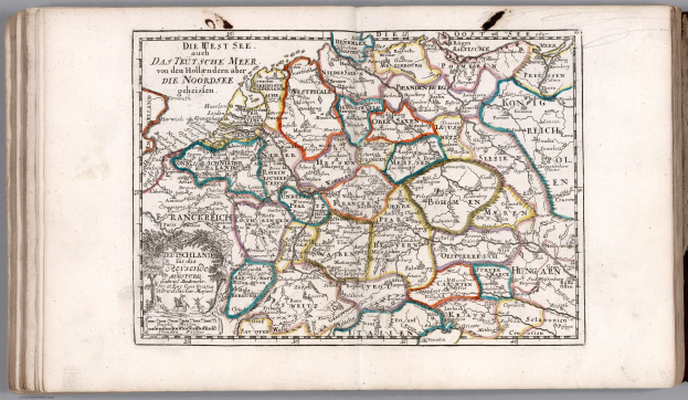 Offenes Buch mit einer detaillierten Deutschlandkarte; sichtbarer Text beschreibt wahrscheinlich die Karte.