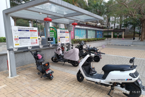 GER-D: Verkehrsunfall in Oberbilk - E-Scooter-Fahrer knallt gegen Wand - Zwei Verletzte - Verdacht auf Alkoholfahrt