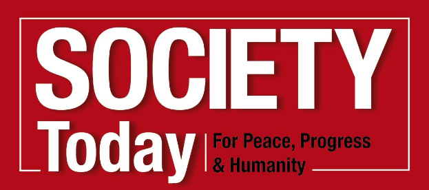 Plakat mit fetter schwarzer Schrift "Gesellschaft heute für Frieden, Fortschritt & Humanität" auf weißem Hintergrund, umrahmt von einem hellgelben Rand, mit einer bunten Illustration einer Person mit ausgebreiteten Armen.