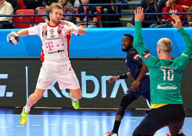 Eine Gruppe von Männern, die auf einem Handballfeld spielen, mit einem Ball in der Mitte der Aktion und Zuschauern im Hintergrund bei der Futsal-Weltmeisterschaft 2019, mit einer Tafel, die "Futsal-Weltmeisterschaft 2019 - Bayern München vs. Paris Saint-Germain" anzeigt.