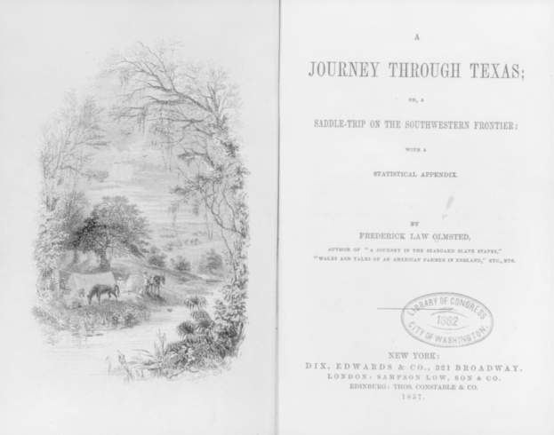 Offenes Buch mit einer Karte einer Texas-Reise auf der linken Seite, das Bäume, Tiere und Pflanzen zeigt, und Text mit einem Stempel auf der rechten Seite.