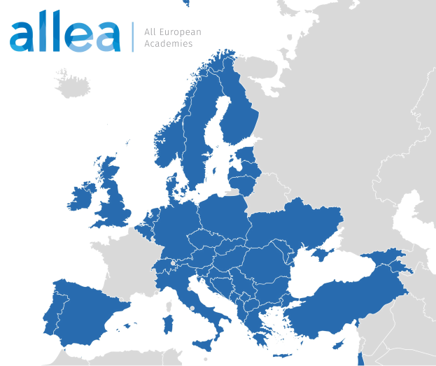 Eine Europakarte mit allen europäischen Akademien in Blau hervorgehoben und dem Text "ALLEA Alle Europäischen Akademien".