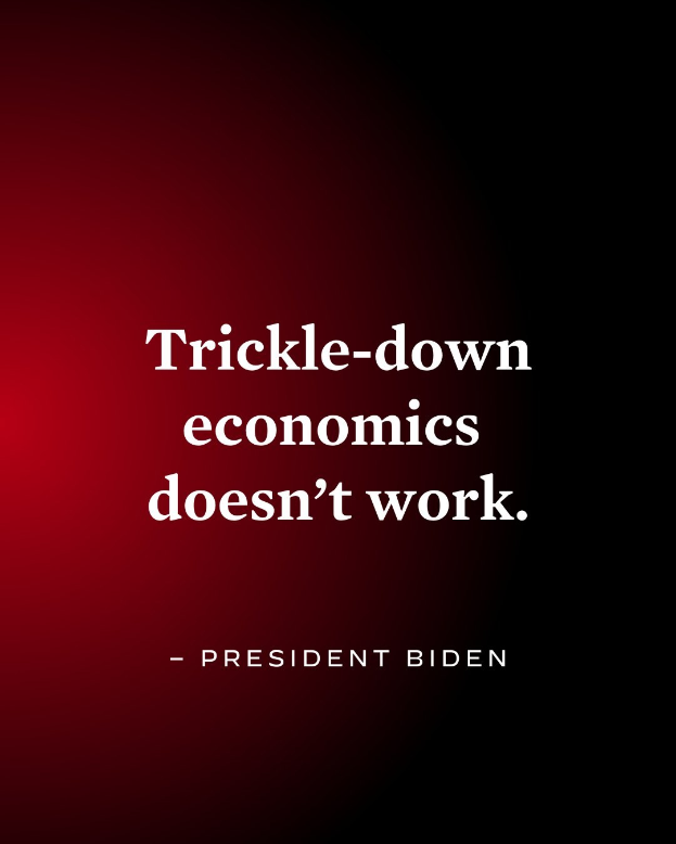 Ein Plakat mit fetter, schwarzer Schrift auf einem weißen Hintergrund, umrahmt von einem schmalen schwarzen Rand, das "Trickle-Down Economics Doesn't Work" verkündet und einen Zitat von Präsident Biden enthält.