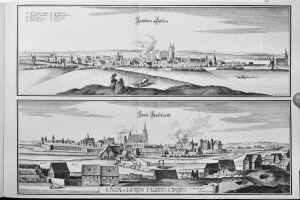 Eine Schwarz-Weiß-Zeichnung einer Stadtlandschaft mit zahlreichen Gebäuden, Menschen und Texten in einer collageartigen Anordnung.