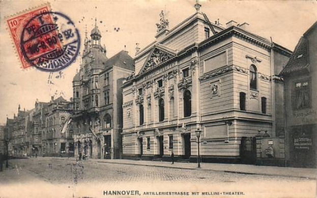 Alte Ansichtskarte von Hannover, Deutschland, die eine Stadtstraße mit Gebäuden, Straßenlaternen, Straßenlaternen, Fußgängern und einem Himmel im Hintergrund zeigt, mit Text und einer Briefmarke unten.