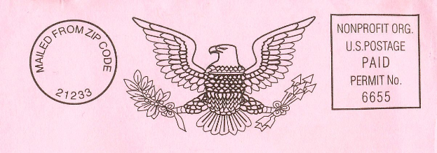 Ein rosafarbenes Kuvert mit einer detaillierten Zeichnung eines Adlers mit ausgebreiteten Flügeln und erhobenem Kopf, beschriftet mit "United States Postal Service".