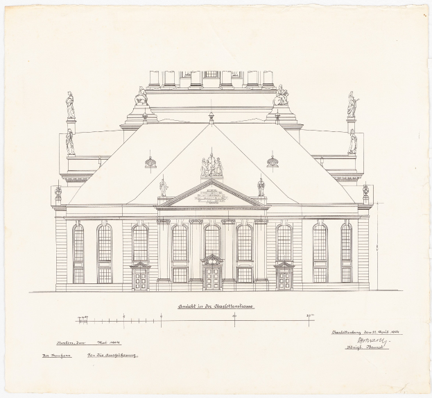 Schwarz-weiß-Zeichnung der Schlosshof-Gebäudefassade in Dresden, Deutschland, mit zahlreichen Fenstern und Statuen auf ihrem Dach, skizziert auf einem Blatt Papier mit sichtbarem Text.