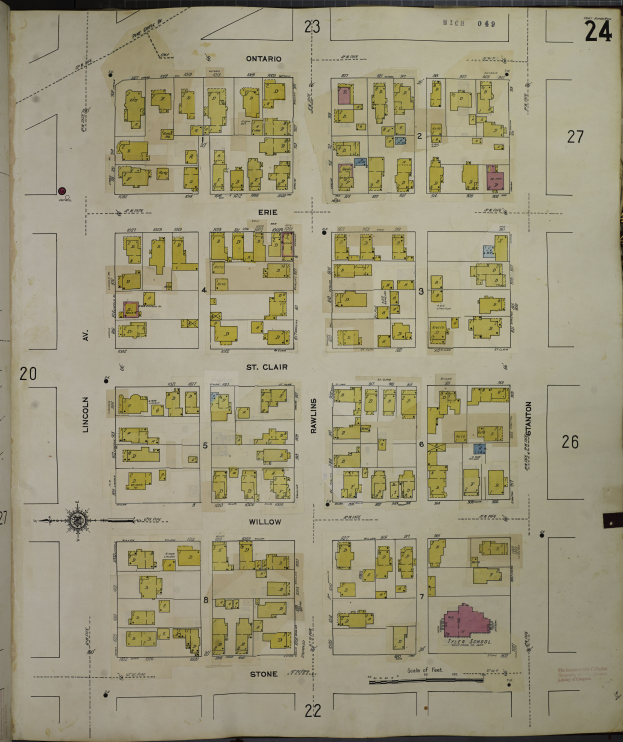 Ein aufgeschlagenes Buch, das eine detaillierte Stadtkarte mit Straßen, Gebäuden und Sehenswürdigkeiten zeigt.