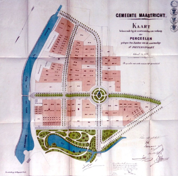 Ein detaillierter Stadtplan auf Papier, der Straßen, Gebäude und Sehenswürdigkeiten zeigt, mit zusätzlichen Textinformationen.