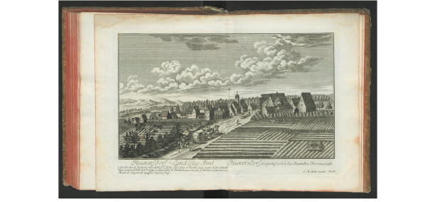 Ein aufgeschlagenes Buch mit dem Titel "Landschaft des Rheinlands" aus dem Jahr 1805, das eine Zeichnung eines Dorfes mit Häusern, Bäumen, Hügeln und Wolken am Himmel zeigt.