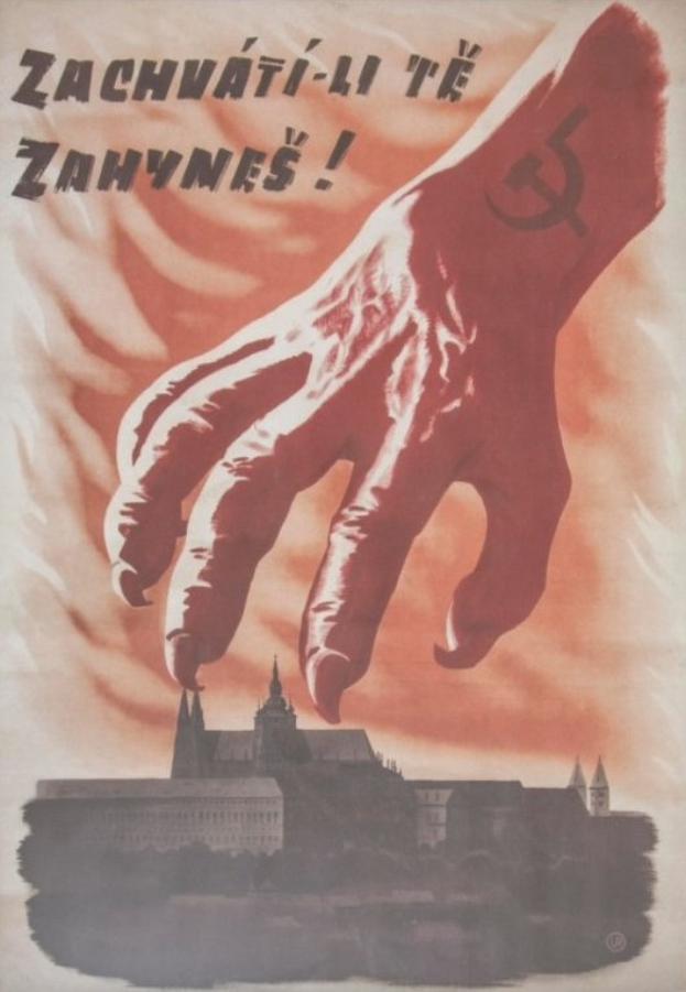 Eine Hand hält einen Hammer und eine Sichel und reicht in Richtung eines Gebäudes, mit der Aufschrift "Zachvati-li te zanynes" oben, was Dringlichkeit und Gefahr suggeriert.