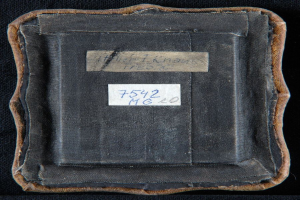 Schwarzes Buch mit dem Titel 'Die Geschichte des Ersten Weltkriegs' mit einem Etikett auf dem Cover.