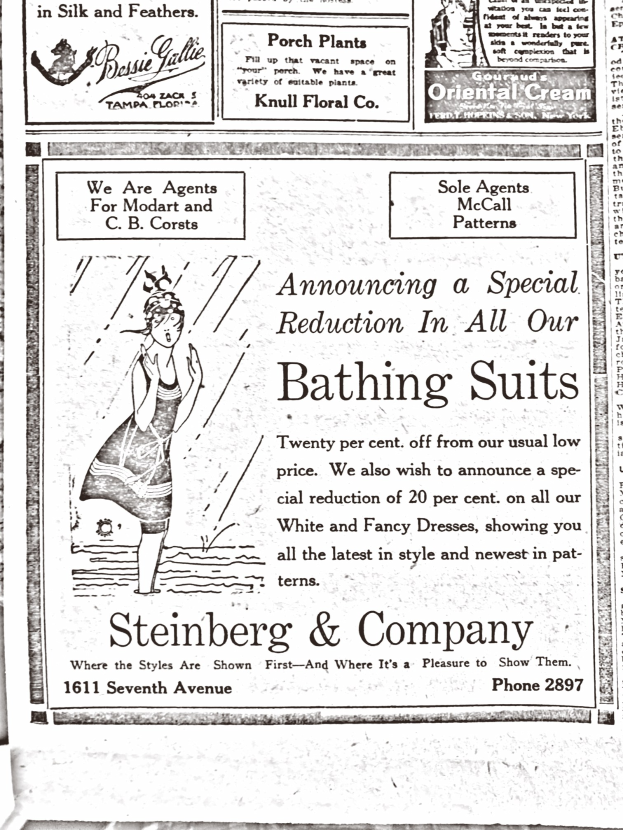 Eine Frau in einem weißen hochgeschlossenen, langärmeligen Kleid mit einem Dutt, die in der Mitte einer Steinberg & Company-Badeanzelwerbung steht, umgeben von Text.