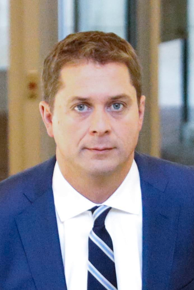 Ein Mann im Anzug und Krawatte geht einen Flur entlang und sieht besorgt aus, möglicherweise wegen einer Vergewaltigungsanklage.