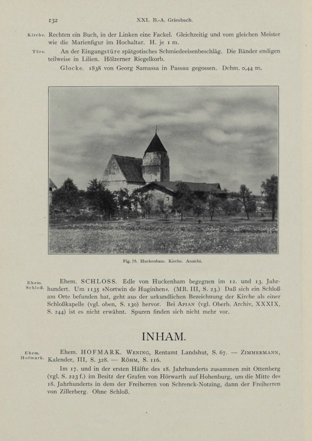 Ein altes Buch mit einer Kirchenillustration auf dem Cover, umgeben von Bäumen unter einem bewölkten Himmel, mit sichtbarem Text im Inneren.