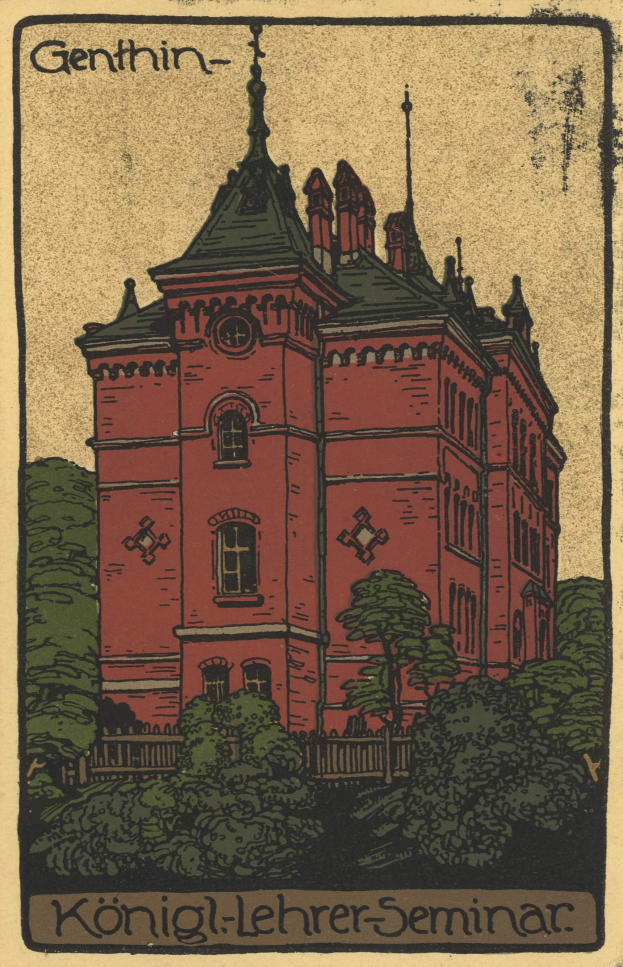 Ein rotes Gebäude mit einem zentralen Uhrenturm, umgeben von Bäumen und einem Zaun, mit dem Text "König-lehrer-Seminar, Berlin" oben und unten.