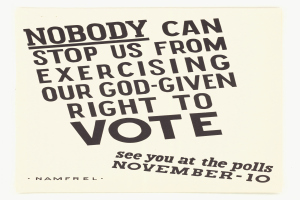 Ein Plakat mit fetter schwarzer Schrift auf einem weißen Hintergrund, eingerahmt von einem schmalen schwarzen Rand, trägt die Aufschrift "Niemand kann uns daran hindern, unser Gottgegebenes Recht auf Wahl auszuüben."