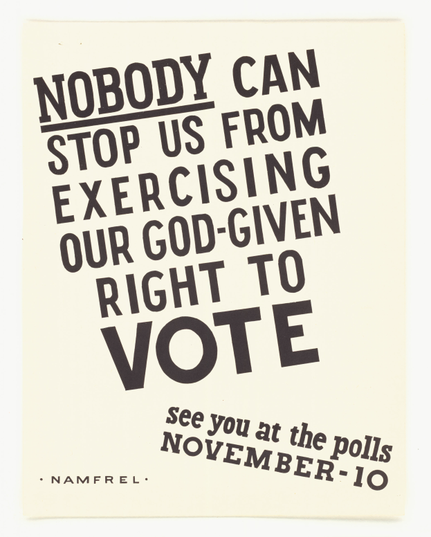 Ein Plakat mit fetter schwarzer Schrift auf einem weißen Hintergrund, eingerahmt von einem schmalen schwarzen Rand, trägt die Aufschrift "Niemand kann uns daran hindern, unser Gottgegebenes Recht auf Wahl auszuüben."