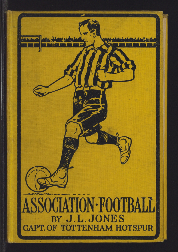 Ein Buchumschlag mit einem Mann in einem Füßballtrikot, der einen Fussball tritt, mit dem Titel "Association Football by J.L. Jones".
