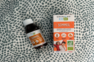 Eine Flasche Granions Kid Bio Sommel steht auf einem Tisch neben einer Schachtel mit Text, der das Produkt beschreibt.