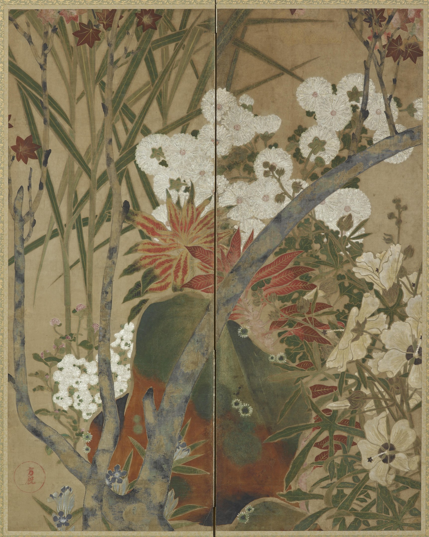 Japanisches faltbares Bildschirm mit einer detaillierten Malerei von farbenfrohen Blumen und Pflanzen in einer üppigen Landschaft.