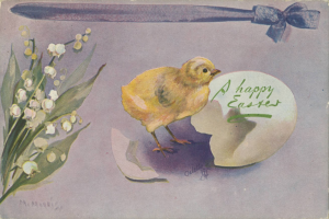 Eine Vintage-Postkarte mit einem Bild eines gelben Huhns, eines Eis, eines Messers und eines Straußes Lilienblüten mit der Aufschrift "Frohe Ostern".